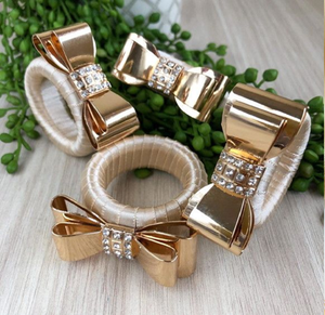 แหวนผ้าเช็ดปากสีทองหรูหราประดับคริสตัลและตกแต่งด้วยผ้าสีครีม มีจำหน่ายในราคาขายส่ง - Product Image 1