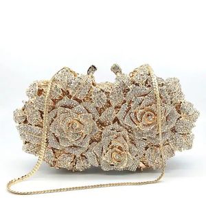 Pochette chic en velours noir avec un design unique en cristal. Disponible à prix de gros pour - Product Image 5