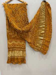 Dupatta de Seda Arrugada Color Borgoña con Borde Dorado, Elegante y Tradicional para Bodas, Fiestas y Diwali, para Mujeres Indias y Pakistaníes - Product Image 5