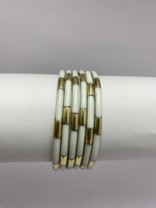 Brazaletes únicos de resina y latón rojo y marfil, hechos a mano y modernos, regalo para mujeres, accesorios fabricados por Handforge Global Impex. - Product Image 6