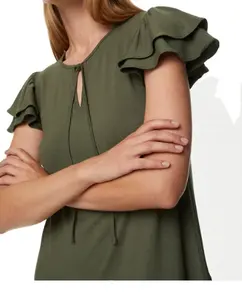 Sunset Serenity: Vestido de viscose rayon até o joelho com decote em V - Elegancia sem esforço em cor sólida, perfeito para dias de verão!