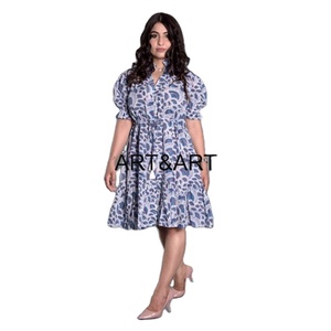 Robe courte pour femme à manches courtes et col en V, imprimés uniques faits à la main, multicolore, style moderne, décontractée, pour soirée. - Product Image 1