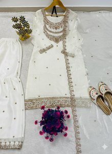 Conjunto de traje Sharara Fendy de seda con bordado pesado y lentejuelas |   Ropa Étnica India Completamente Cosida |   Calcetines de Diseño de Secado Rápido hasta el Tobillo - Product Image 5