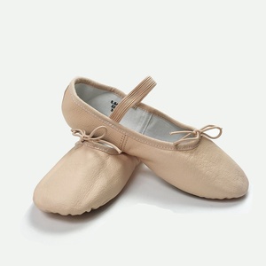 Chaussons de danse pour femmes en rose pâle avec empeigne en satin, doublure en coton, semelle extérieure en caoutchouc, talon plat et semelle fendue - Product Image 1