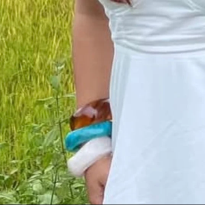 กำไลเรซิ่นสีขาว กำไลอะคริลิก กำไลข้อมือแฟชั่นแบบหนา กำไลทำมือสำหรับผู้หญิงและเด็กผู้หญิง กำไลลายทางทรงกลม งานฝีมือเรซิ่น - Product Image 3