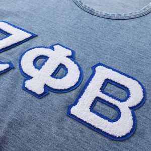 Chemise en jean gris Zeta Phi Beta avec broderie chenille bleue lettres grecques, T-shirt décontracté et élégant pour femme - Product Image 4
