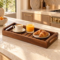 Plateau de service moderne en bois naturel à lattes de qualité supérieure |   Table de réception rectangulaire avec poignées découpées et bord surélevé pour thé, café, collations, mariage