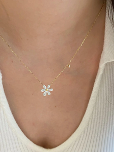 Collar con Colgante Unisex de Plata 925 con Diseño de Flor Vintage, Diamante de Corte Brillante con Engaste de Garra, Certificado IGI, para Regalo de Boda o Fiesta - Product Image 4