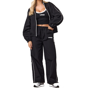 ชุดกีฬาผู้หญิง 3 ชิ้น แฟชั่นปี 2026 ขายส่ง ชุดวอร์มซิปแบบโอเวอร์ไซส์ ตกแต่งด้วยแถบผ้า แจ็คเก็ตแทร็คเนื้อผ้าไนลอน 100% น้ำหนักเบา - Product Image 1