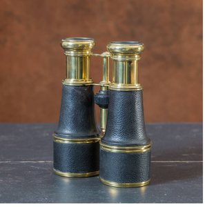 Binoculares de campo altos de latón vintage con tubos principales envueltos en cuero negro texturizado y una rueda de ajuste de enfoque central. - Product Image 4