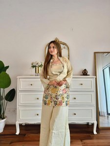 Conjunto de dos piezas de tela Cosmos blanca con cordón, top con cuello redondo y pantalón, elegante atuendo de fiesta para mujer. - Product Image 3