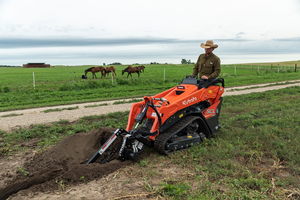 ซัพพลายเออร์โดยตรง Kubota SCL1000 รถตักดินขนาดเล็กแบบยืนขับ 4 ตัน เครื่องยนต์ดีเซล พร้อมระบบขับเคลื่อนแบบตีนตะขาบ  ประกอบด้วยมอเตอร์ แบริ่ง เกียร์บ็อกซ์ และปั๊ม - Product Image 4