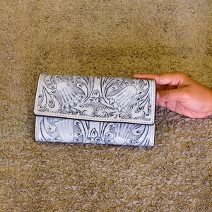 Pochette portefeuille en cuir véritable pleine fleur argenté, gravée à la main avec motifs floraux, pour femme, avec fermeture à bouton - Product Image 1