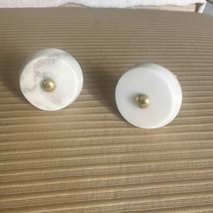 Bouton minimaliste en marbre blanc naturel avec centre en laiton |   Quincaillerie de luxe pour armoires et tiroirs de cuisine et de chambre - Product Image 3