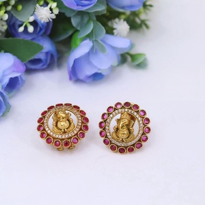 Pendientes de tuerca de moissanita Kundan chapados en oro de latón de la mejor calidad, a la moda, para mujer, para bodas y fiestas. - Product Image 3