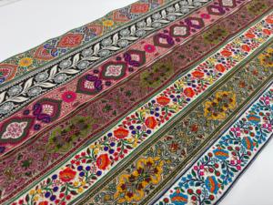 Dentelles brodées multicolores avec des détails vibrants, idéales pour les vêtements, les accessoires, l'artisanat, la décoration intérieure et les créations originales. - Product Image 3