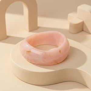 Brazaletes de Resina Hechos a Mano Belladec Premium, Color Rosa Claro Cristalino, Geométricos, Elegantes, para Fiestas - Product Image 5