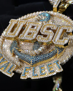 Pendentif en forme de médaille au design personnalisé en argent avec diamant Moissanite VVS Pendentif rond étincelant en plaque solide avec logo et nom - Product Image 2