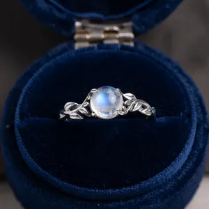 Anillo de compromiso vintage de plata de ley con piedra de luna azul arcoíris, diamante y perla de agua dulce, engaste de canal, certificado por terceros, fino. - Product Image 1