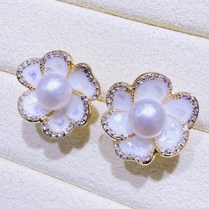 Boucles d'oreilles en perles d'eau douce naturelles de Zhuji, camélia français, design élégant et unique pour femmes - Product Image 3