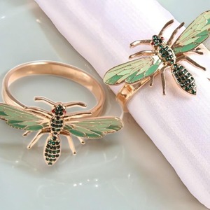 Hermoso anillo para servilletas con diseño de libélula y detalles de cristal que aporta un brillo deslumbrante a la presentación de servilletas y a la dispensación de regalos. - Product Image 1