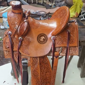 Silla de montar para caballo de cuero Western Tree Roughout con grabado artesanal, incrustaciones negras, correas de latigo pintadas a mano, asiento rígido y juego de arreos - Product Image 1