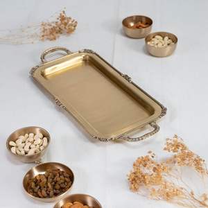 Magnífica bandeja de latón para servir, perfecta para grandes celebraciones, ofrece una presentación impresionante para alimentos y bebidas. - Product Image 1