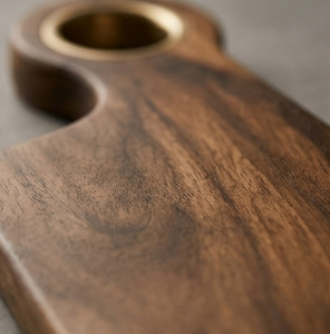 Tabla de cortar de madera de mango con acabado en nogal, mango desplazado y anillo de latón, también utilizable como bandeja de servir - Product Image 5