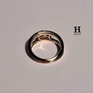 Anillo de Doble Banda con Diamante Cultivado en Laboratorio con Corte Pera de Lujo para Mujer, Anillo de Compromiso Minimalista de Banda Abierta |   Joyería Personalizada de Oro de 14K y 18K - Product Image 2