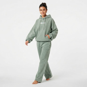 Conjunto deportivo de dos piezas de algodón con lavado ácido en verde salvia, sudadera con capucha y cordón ajustable, hombros caídos y corte holgado. - Product Image 1