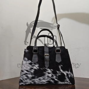 Bolso Tote de Cuero Vacuno Blanco y Negro |   Bolso de Cuero Hecho a Mano, Estilo Western, de Alta Calidad para Uso en Exteriores - Product Image 3