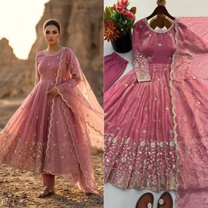Elegante conjunto de vestido de diseñador para mujer, confeccionado con tela de seda premium, con hermosos bordados y detalles completos. - Product Image 4