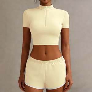 Ensemble de sport premium pour femme : Crop top dos nageur sans couture et short cycliste froncé aux fesses, confortable et à maintien élevé, idéal pour le yoga - Product Image 4