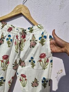 Conjunto de Pijama de Algodón con Estampado Floral para Mujer |   Traje de Dormir Indio a Rayas Hecho a Mano |   Ropa de Casa de Muselina Suave - Product Image 5