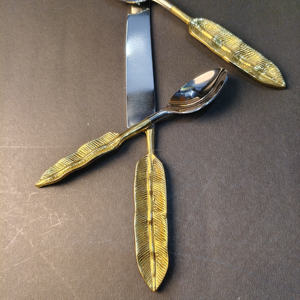 Juego de Cubiertos de 3 Piezas con Diseño de Plumas Doradas, Incluye Cuchillo para Cena, Cuchara para Sopa y Cuchara para Postre, Juego de Cubiertos de Latón Ecológico - Product Image 4