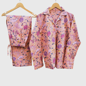 Ensemble de pyjama en satin rose à fleurs pour femmes, manches longues, col cranté, boutons, vêtements de détente - Product Image 3