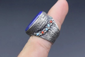 Anillo tribal afgano con forma de lágrima, con incrustaciones de mosaico de esmalte colorido, grabados tribales geométricos y firma. - Product Image 5