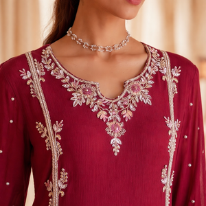Conjunto de traje Jalabiya pakistaní de diseñador Sabrina |   Kurta estilo kaftán de georgette color granate oscuro, bordado con trabajo Zari, para fiesta, sin arrugas. - Product Image 4