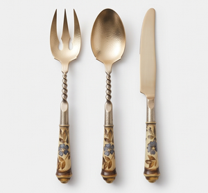 Elegante cuchara de boda de acero inoxidable con mango de diseño vintage en color dorado, perfecta para utensilios de cocina, hoteles y juegos de vajilla. - Product Image 1