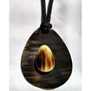 Collier pendentif géométrique moderne sculpté à la main en corne naturelle noire et blanche avec cordon réglable, bijoux unisexe à symboles tribaux - Product Image 2