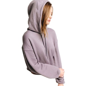 OEM prix d'usine de gros pull à capuche en coton sweat à capuche personnalisé mode couleur unie recadrée bord coupé ourlet brut à capuche pour les femmes - Product Image 5