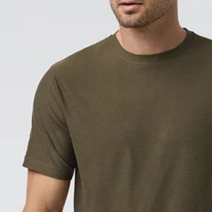 เสื้อยืดผู้ชายสีเขียวมะกอกพรีเมียม รุ่นเบสิค สำหรับผู้ชาย พร้อมโลโก้แบบกำหนดเอง ดีไซน์ทันสมัย สวมใส่สบาย สไตล์สตรีทลำลอง แขนสั้น เสื้อยืดที่ต้องมี - Product Image 3