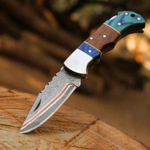 Cuchillo Plegable de Caza Personalizado de Acero de Damasco con Hoja de Punta Caída, Mango de Madera con Incrustaciones Azules y Grosor de Hoja de 0.6mm - Product Image 5