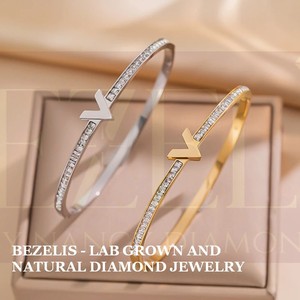 Brazalete con Letra V en Oro Amarillo y Diamantes Cultivados en Laboratorio, Brazalete con Inicial Monograma en Oro y Diamantes Cultivados en Laboratorio - Product Image 2