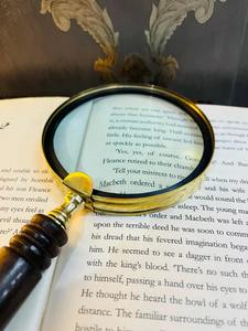 Lupa de 4 pulgadas con acabado en latón y mango redondo de madera - Product Image 3