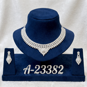 MOLL JEWELLERS ชุดเครื่องประดับทอง 22K ชุบทองสำหรับผู้หญิง ดีไซน์ทันสมัย ประดับเพชรซิร์คอน วัสดุอัลลอยด์ ชุดเครื่องประดับแบบดั้งเดิม สร้อยคอ ต่างหู สำหรับเจ้าสาว งานแต่งงาน งานเลี้ยง - Product Image 1