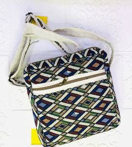 Pochette Fusion Republik à fermeture magnétique, unisexe, écologique, faite à la main, par des designers, sacs de soirée exclusifs, inégalés - Product Image 4