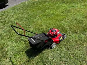 เครื่องตัดหญ้าแบบใช้น้ำมันเบนซินยี่ห้อ Troy Bilt ขนาด 21 นิ้ว เครื่องยนต์ 140 ซีซี ขับเคลื่อนล้อหน้า สีแดงและสีดำ - Product Image 1