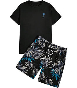 เสื้อยืดคอกลมสีดำพิมพ์ลายต้นปาล์มสีชมพูเล็กน้อย จับคู่กับกางเกงขาสั้นพิมพ์ลายใบไม้เขตร้อนสีชมพู - Product Image 1