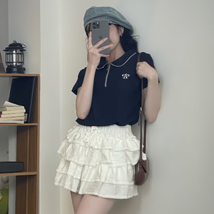 เสื้อยืดผู้หญิงขายดี ผ้าฝ้าย 65% / โพลีเอสเตอร์ 35% เป็นมิตรกับสิ่งแวดล้อม ระบายอากาศได้ดี ทรงเข้ารูป คอวี ติดกระดุม สไตล์เกาหลี คุณภาพพรีเมียม - Product Image 2